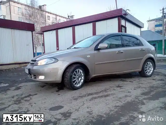 Фото автомобиля CHEVROLET LACETTI, 2008 — госномер Е548ХМ134. Цвет: БЕЖЕВЫЙ