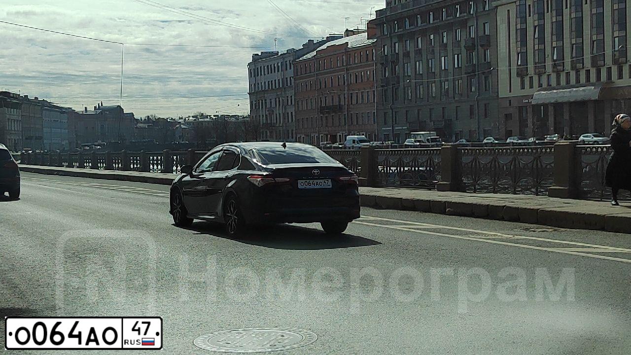 Фото автомобиля TOYOTA CAMRY, 2021 — госномер О064АО47. Цвет: ЧЕРНЫЙ