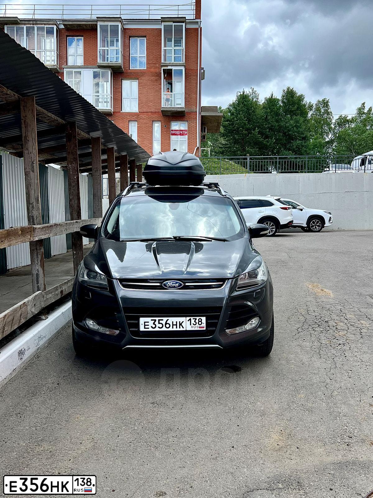 Фото автомобиля FORD KUGA, 2015 — госномер Е356НК138. Цвет: СЕРЫЙ