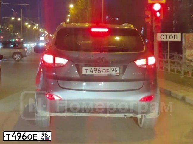 Фото автомобиля HYUNDAI IX35, 2012 — госномер Т496ОЕ96. Цвет: СЕРЫЙ