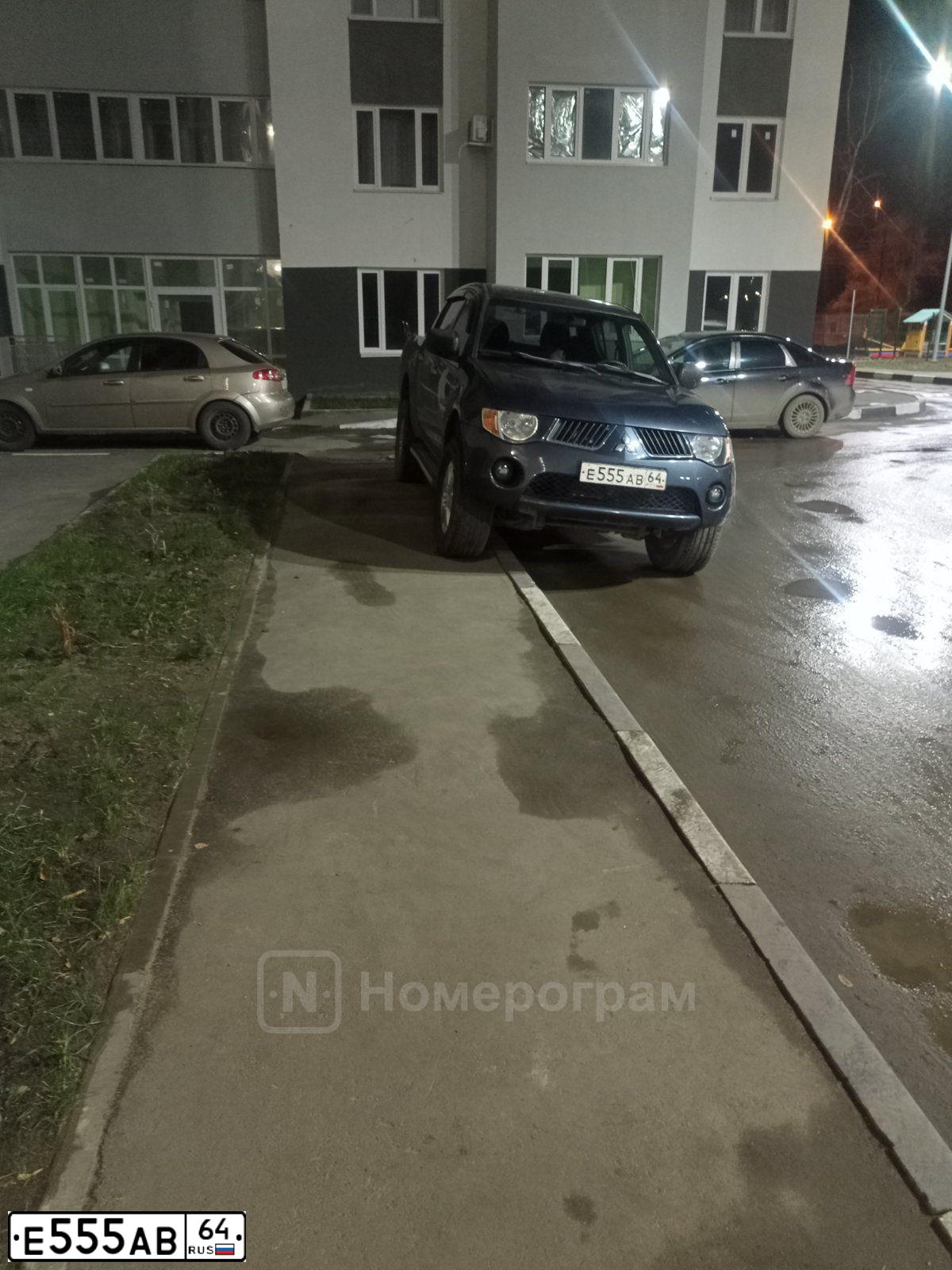 Фото автомобиля MITSUBISHI L 200, 2007 — госномер В909ХК64. Цвет: БЕЛЫЙ-СЕРЫЙ