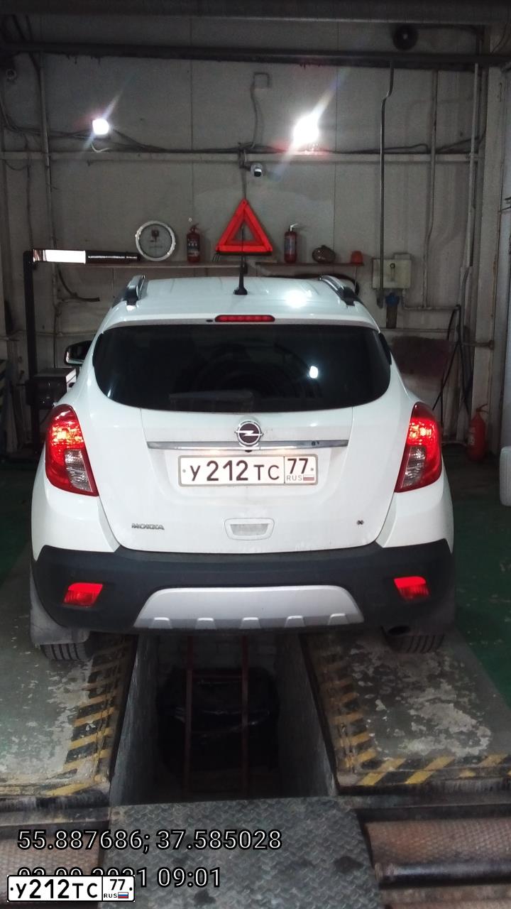Фото автомобиля OPEL MOKKA, 2013 — госномер У212ТС77. Цвет: Белый