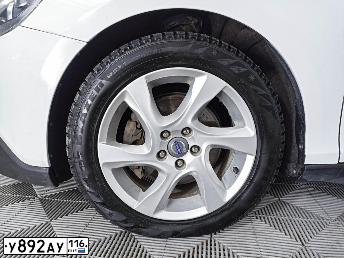 Фото автомобиля VOLVO V40, 2014 — госномер М235АК702. Цвет: Белый