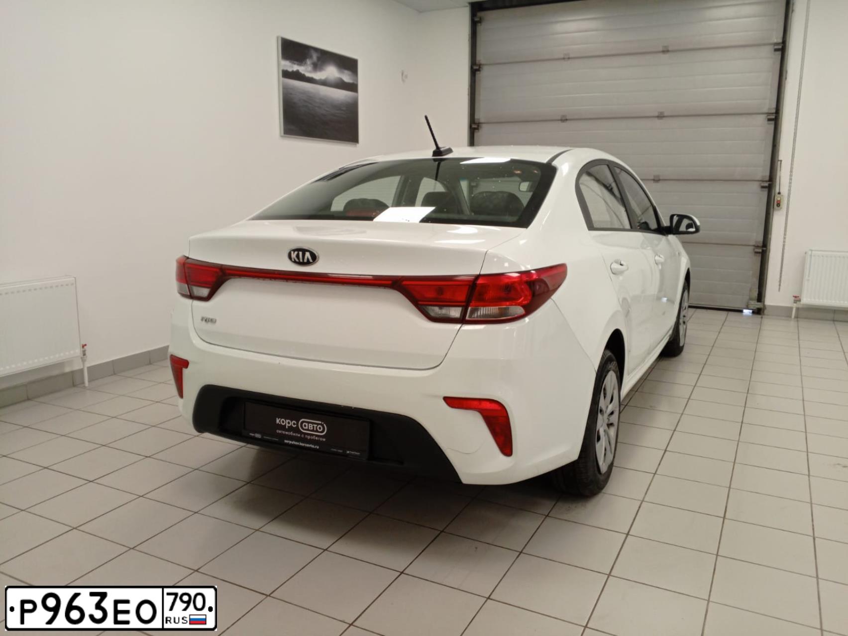 Фото автомобиля KIA RIO, 2020 — госномер С385МХ57. Цвет: Белый