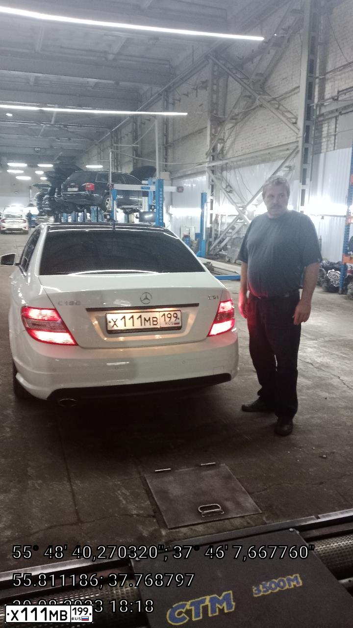 Фото автомобиля MERCEDES C-KLASSE, 2010 — госномер Х111МВ199. Цвет: Белый