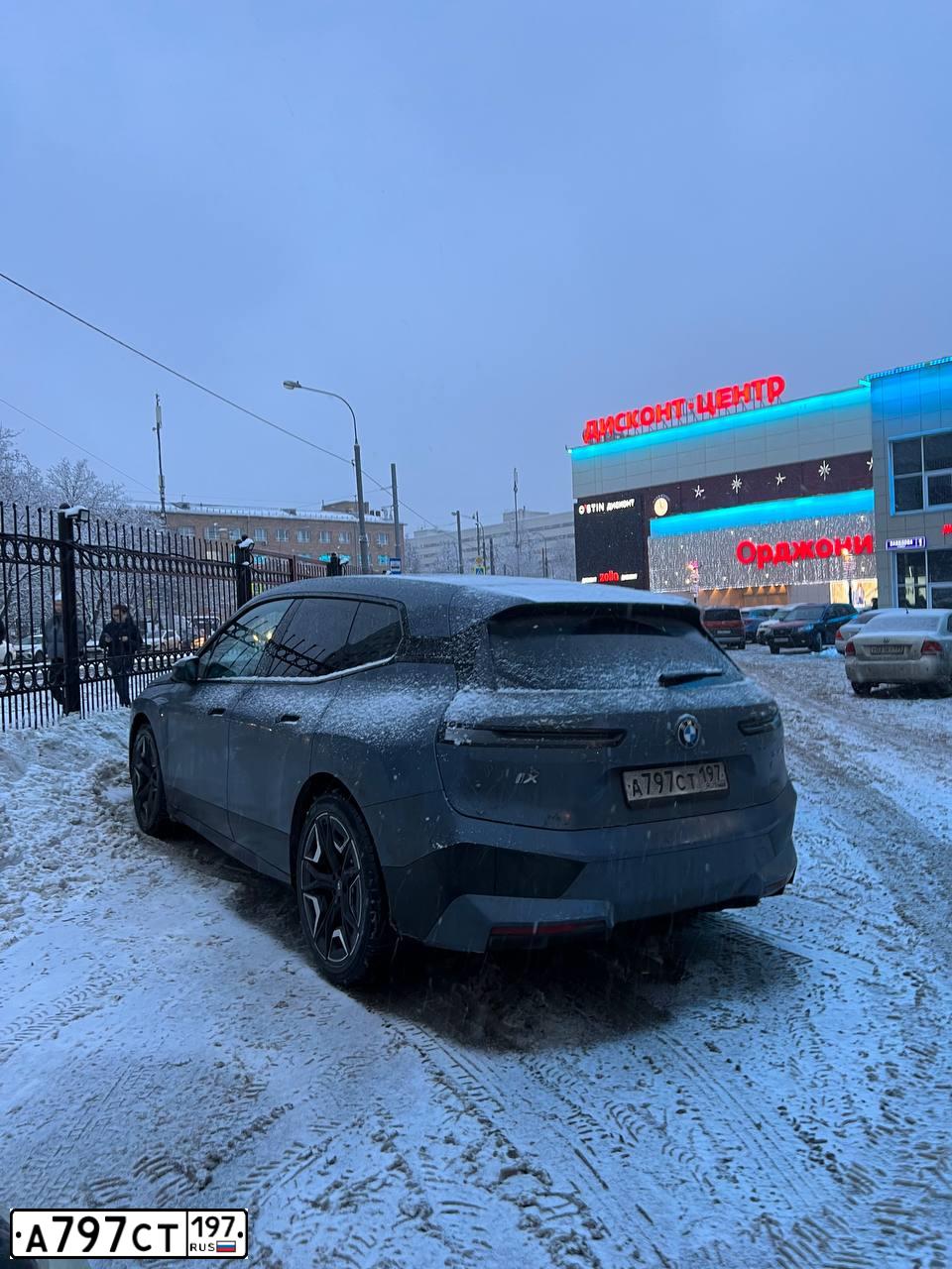 Фото автомобиля BMW IX, 2021 — госномер К864ТВ797. Цвет: СЕРЫЙ