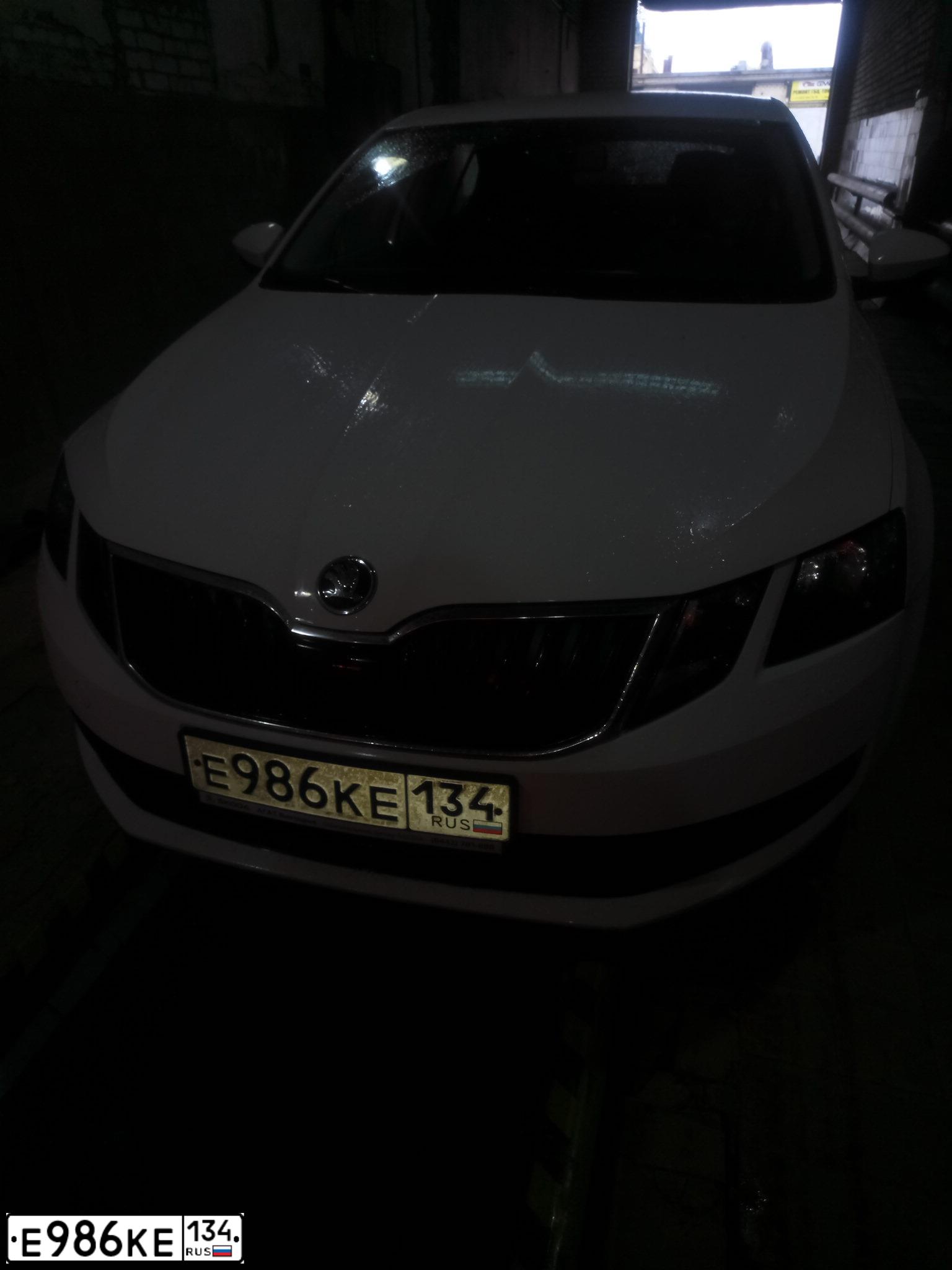 Фото автомобиля SKODA OCTAVIA, 2018 — госномер Е986КЕ134. Цвет: БЕЛЫЙ