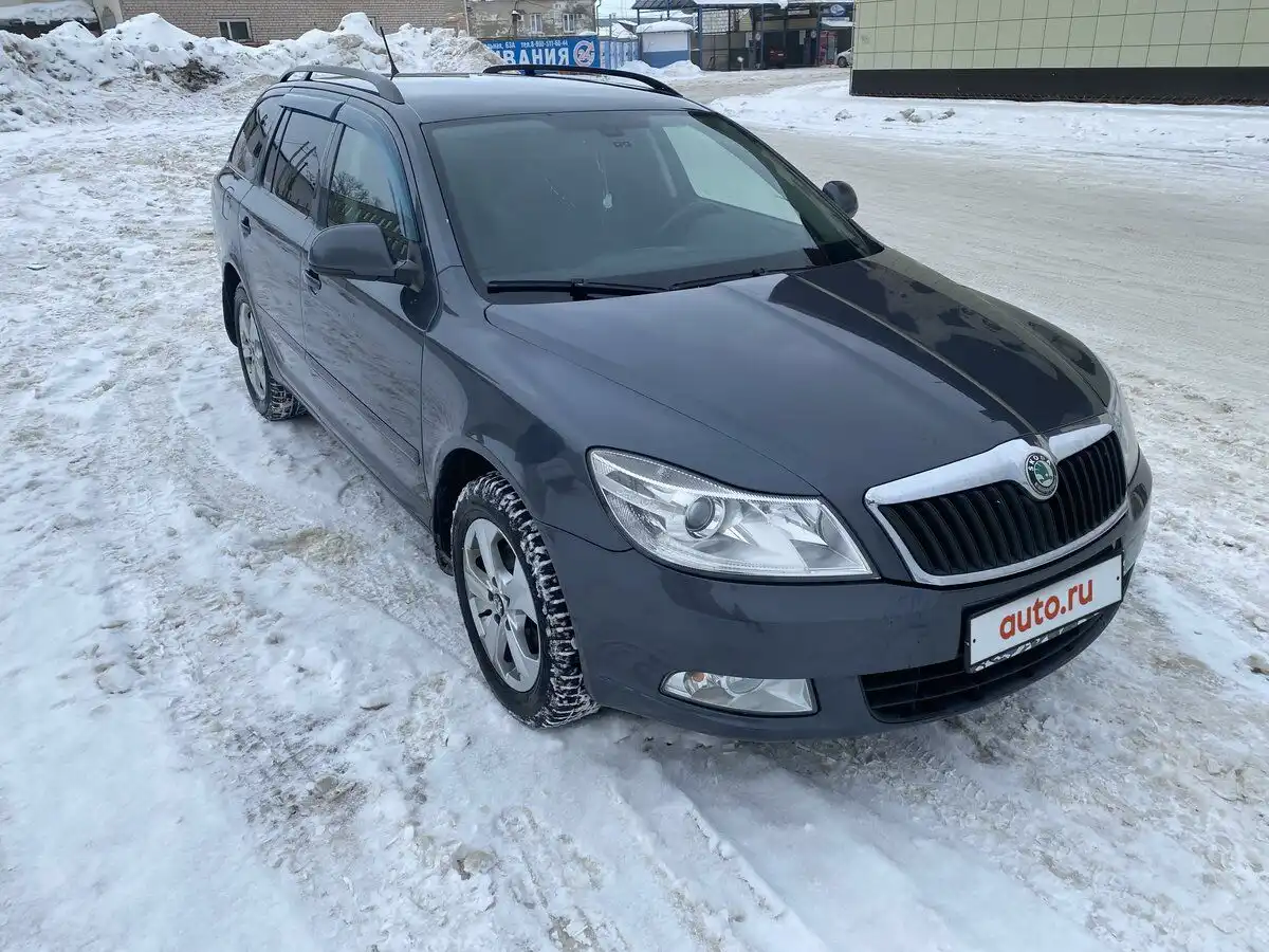 Фото автомобиля SKODA OCTAVIA, 2011 — госномер Т851СЕ790. Цвет: ТЕМНО-СЕРЫЙ