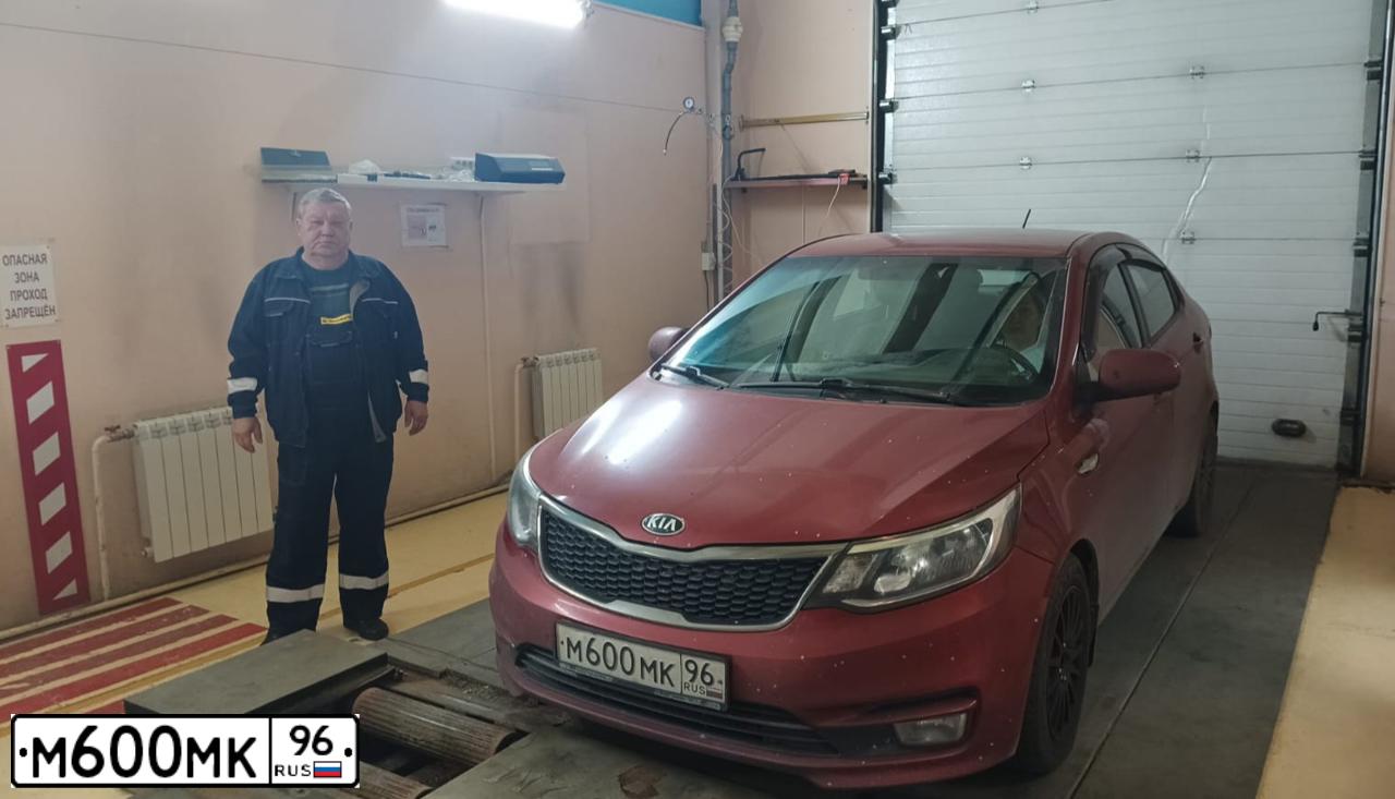 Фото автомобиля KIA RIO, 2015 — госномер М600МК96. Цвет: Красный