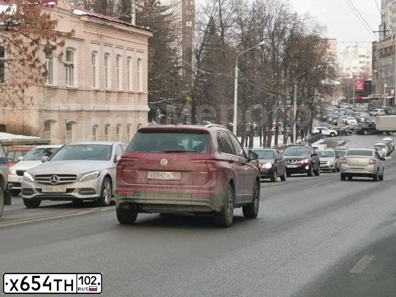 Фото автомобиля VOLKSWAGEN TIGUAN, 2018 — госномер Н599ОО196. Цвет: ВИШНЕВЫЙ