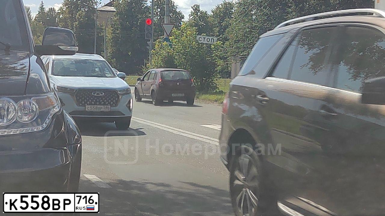 Фото автомобиля BMW SERIE 3, 2001 — госномер К558ВР716. Цвет: СЕРЕБРИСТЫЙ