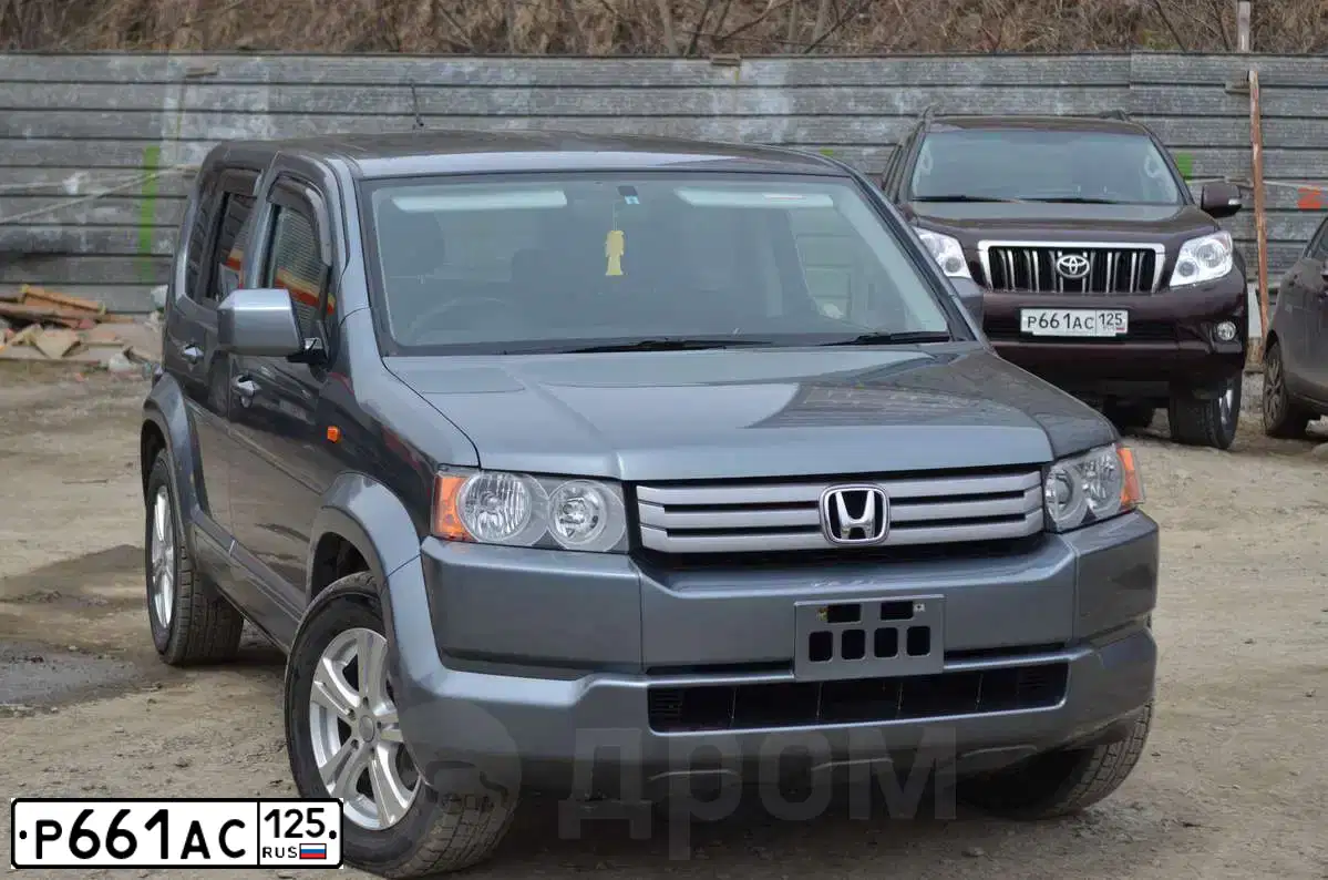 Фото автомобиля TOYOTA LANDCRUISER, 2012 — госномер Р661АС125. Цвет: ТЕМНО-БОРДОВЫЙ
