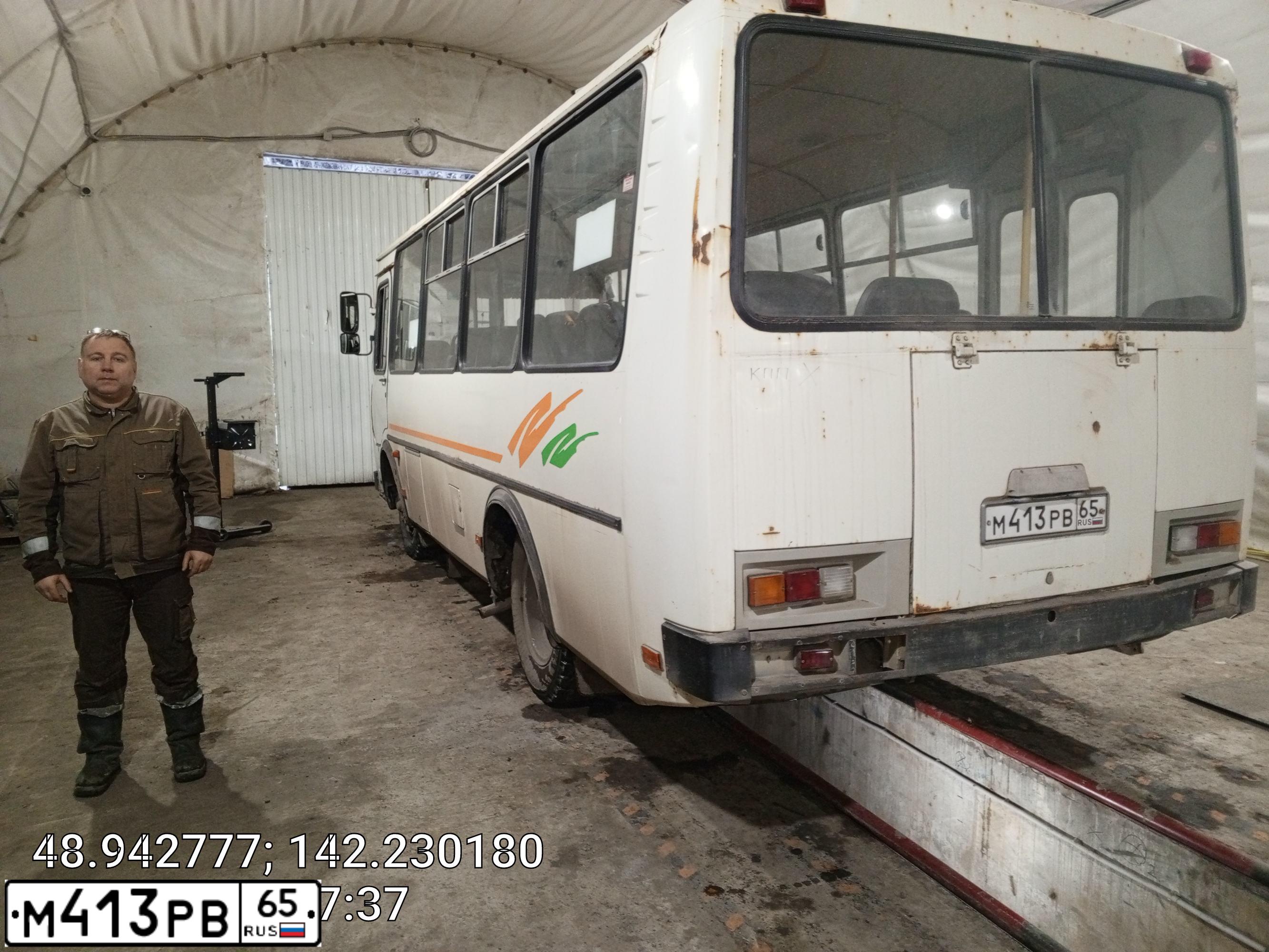 Фото автомобиля PAZ 3205, 2013 — госномер М413РВ65. Цвет: Белый