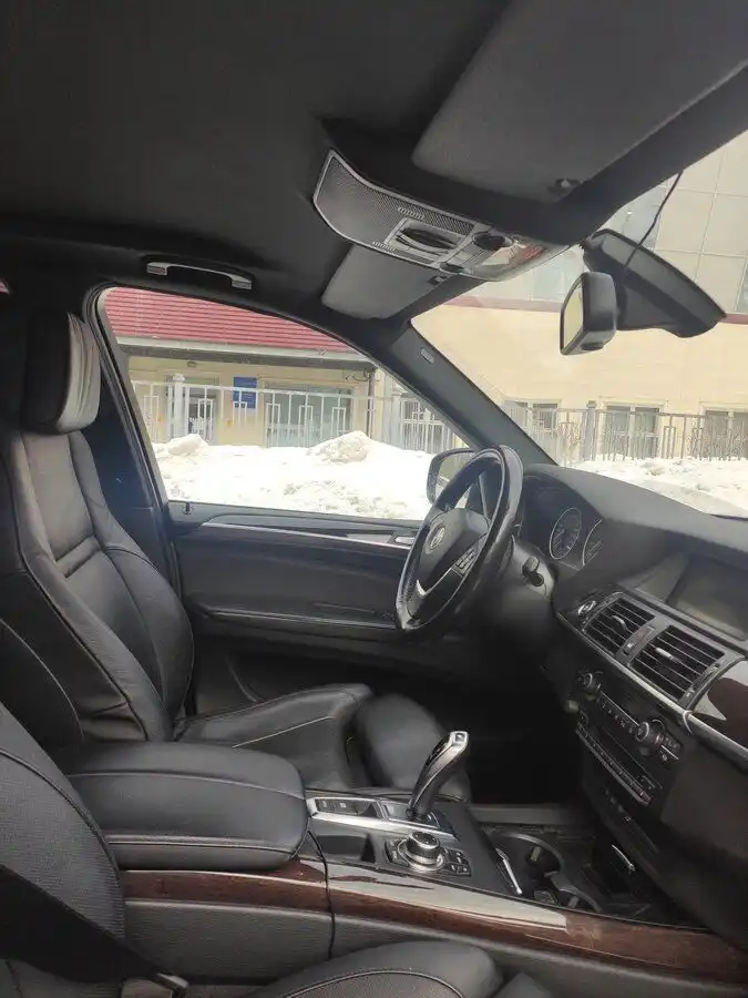 Фото автомобиля BMW X5, 2012 — госномер Р003АН77. Цвет: СЕРЫЙ