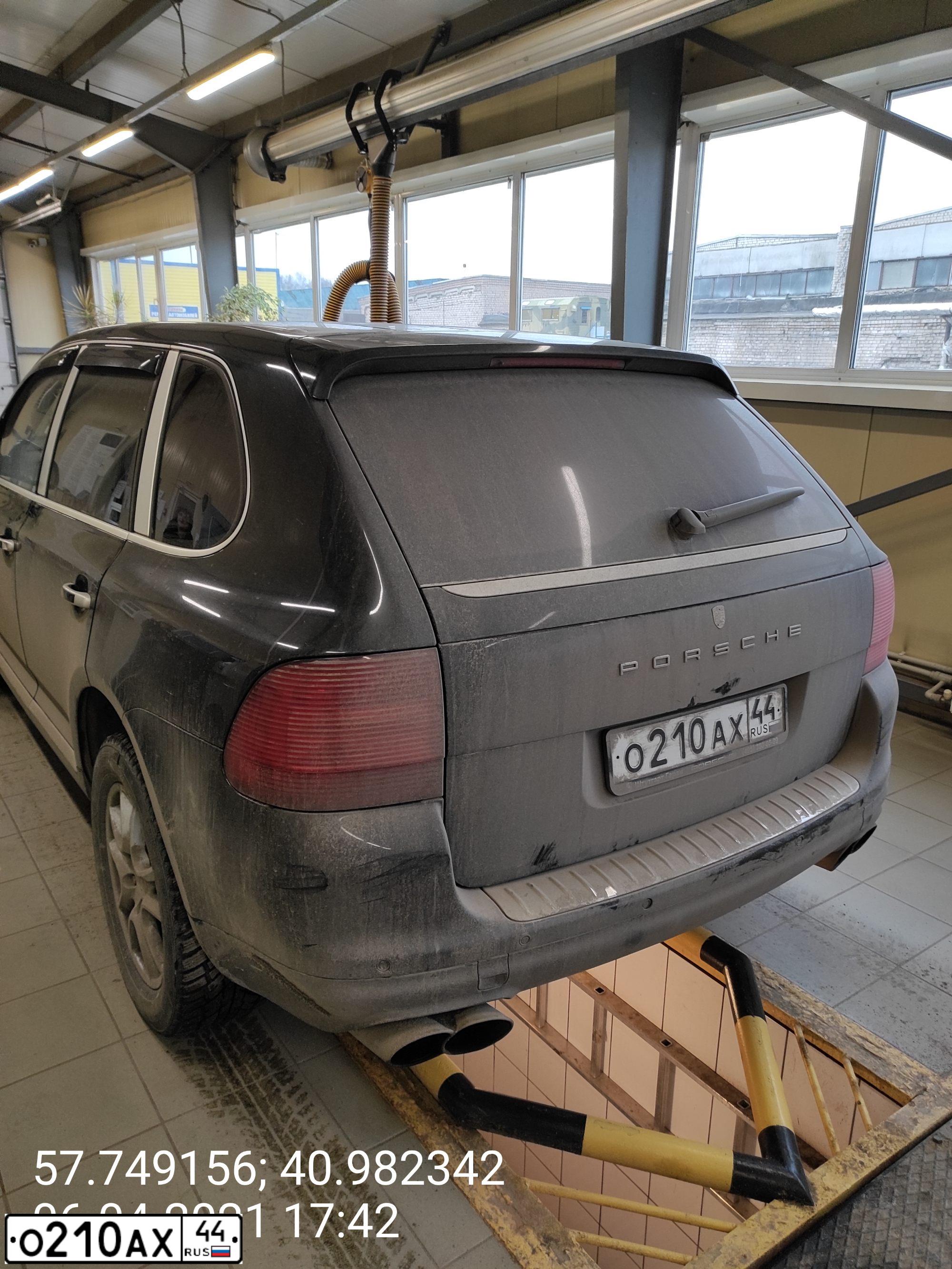 Фото автомобиля PORSCHE CAYENNE, 2004 — госномер О210АХ44. Цвет: ЧЕРНЫЙ