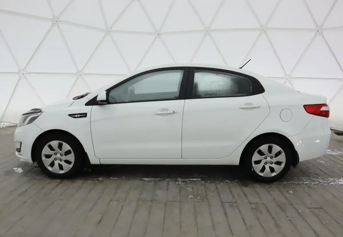 Фото автомобиля KIA RIO, 2015 — госномер С280МР40. Цвет: Белый