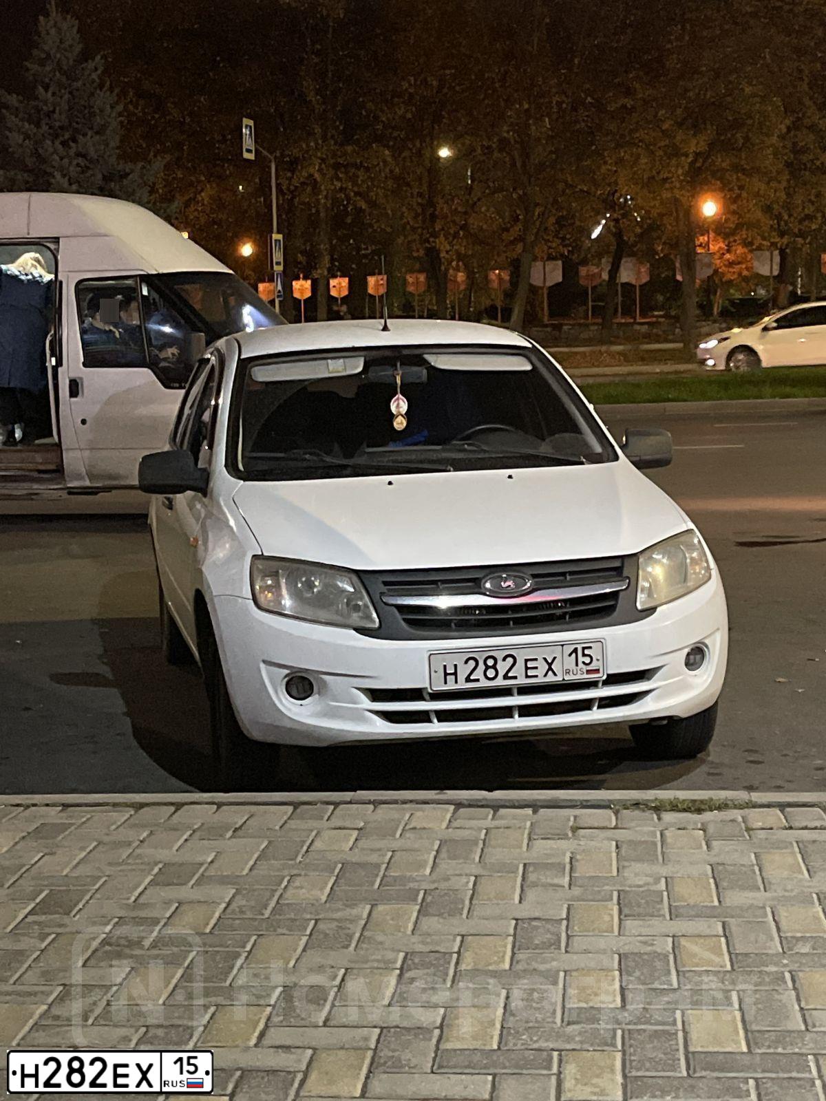 Фото автомобиля LADA 2190 GRANTA, 2012 — госномер Н282ЕХ15. Цвет: Белый