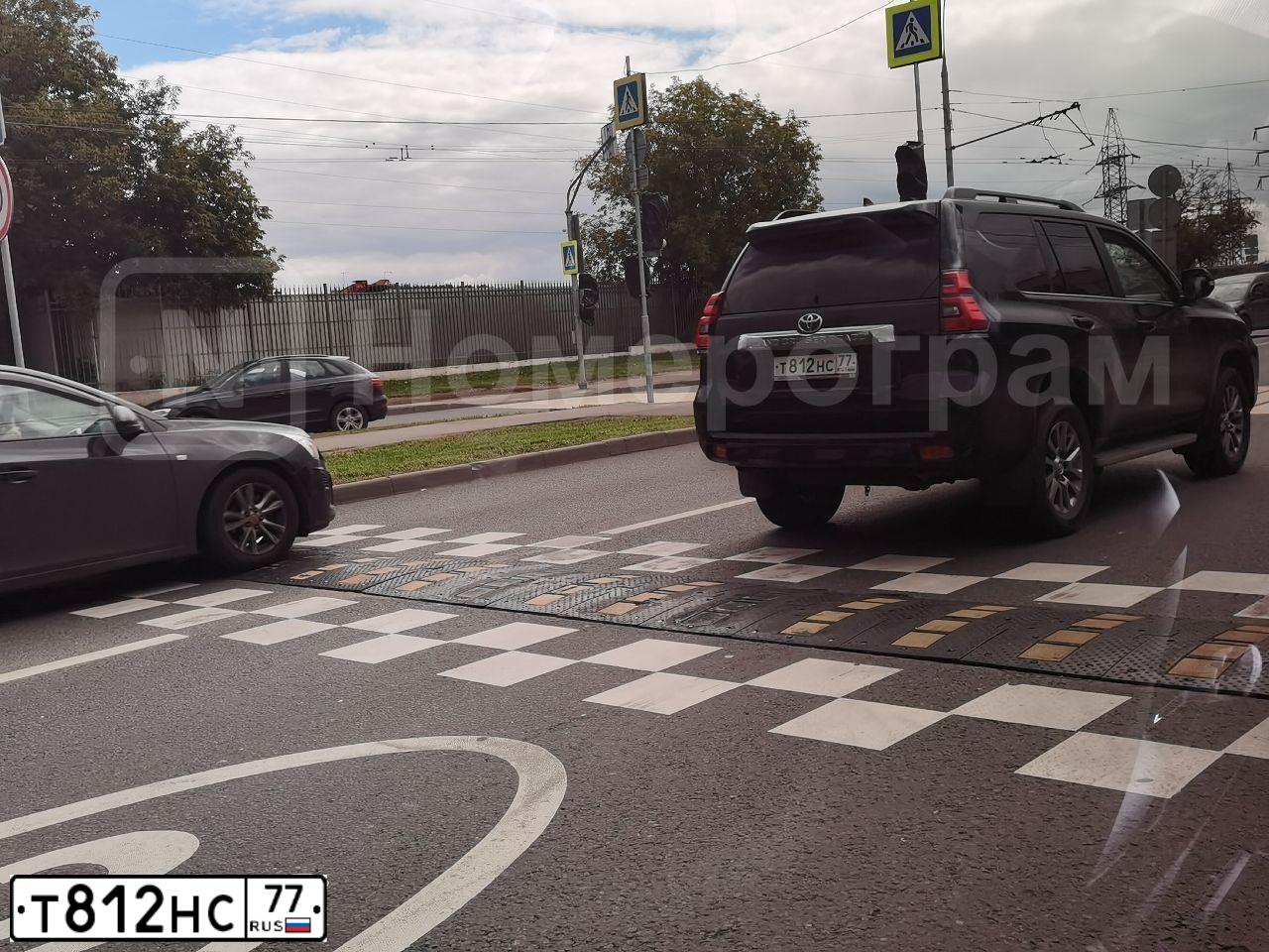 Фото автомобиля TOYOTA LANDCRUISER, 2012 — госномер Е841ЕК799. Цвет: ЧЕРНЫЙ