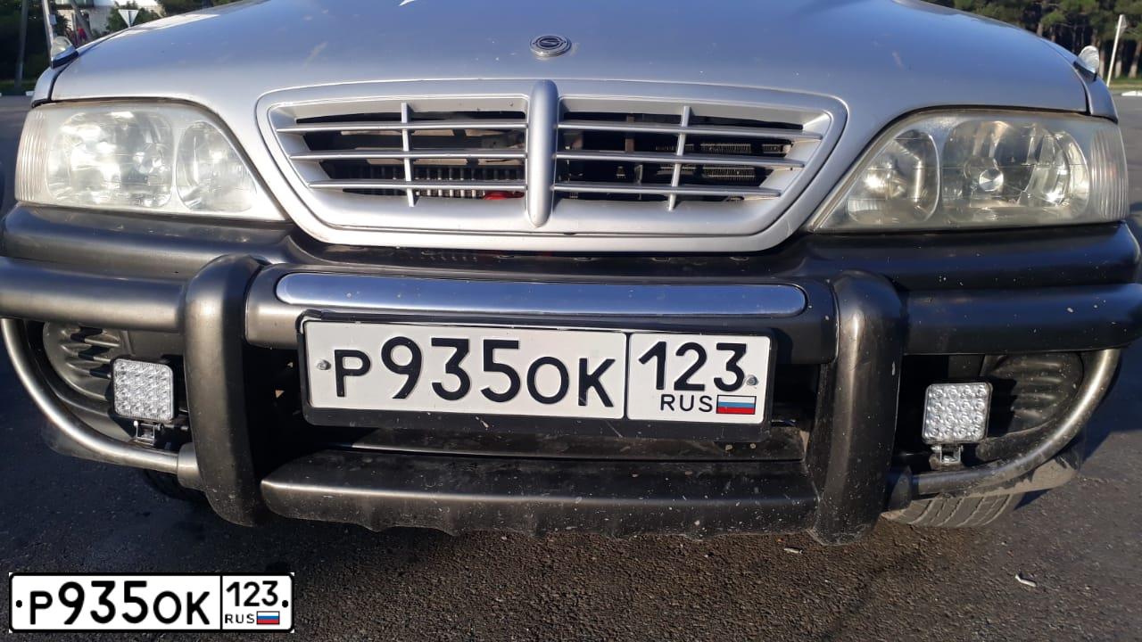 Фото автомобиля SSANGYONG MUSSO, 2005 — госномер М202СН36. Цвет: СЕРЫЙ