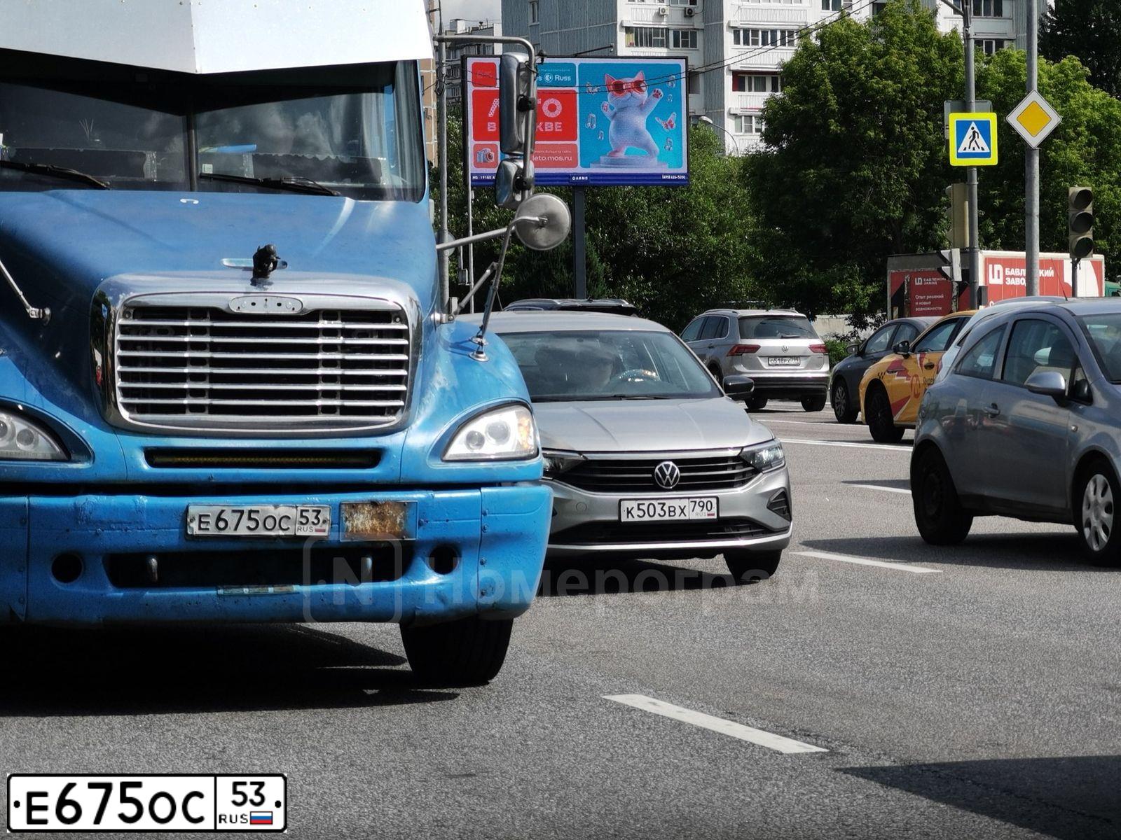 Фото автомобиля FREIGHTLINER COLUMBIA, 2001 — госномер Е675ОС53. Цвет: голубой