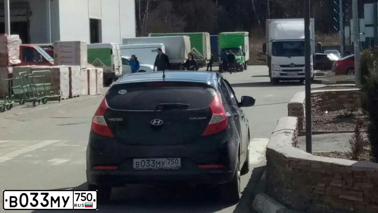 Фото автомобиля HYUNDAI SOLARIS, 2015 — госномер В033МУ750. Цвет: ЧЕРНЫЙ