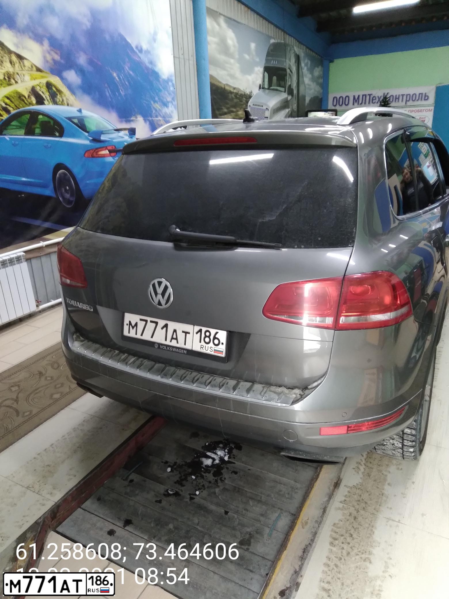 Фото автомобиля VOLKSWAGEN TOUAREG, 2011 — госномер М771АТ186. Цвет: СЕРЫЙ