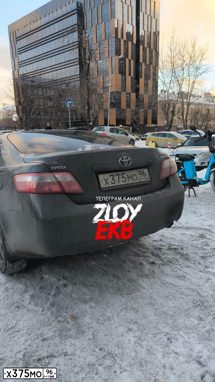 Фото автомобиля TOYOTA CAMRY, 2009 — госномер Х375МО96. Цвет: СЕРЫЙ
