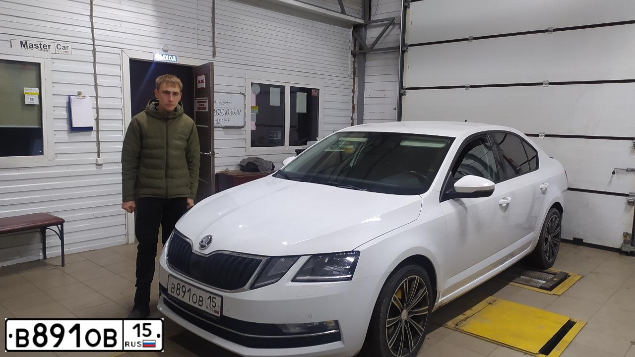 Фото автомобиля SKODA OCTAVIA, 2017 — госномер М775ОС126. Цвет: Белый