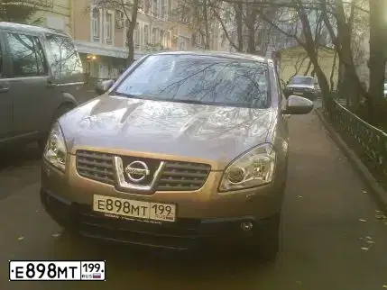 Фото автомобиля NISSAN QASHQAI, 2008 — госномер Е898МТ199. Цвет: СВЕТЛО-КОРИЧНЕВЫЙ