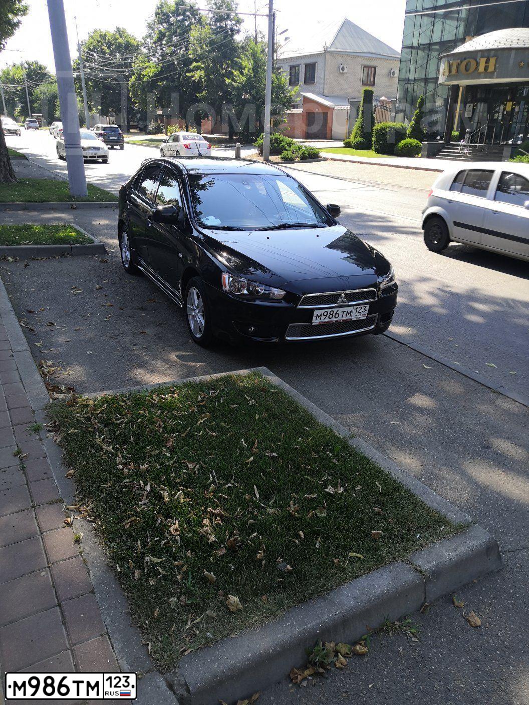 Фото автомобиля MITSUBISHI LANCER, 2008 — госномер М986ТМ123. Цвет: ЧЕРНЫЙ