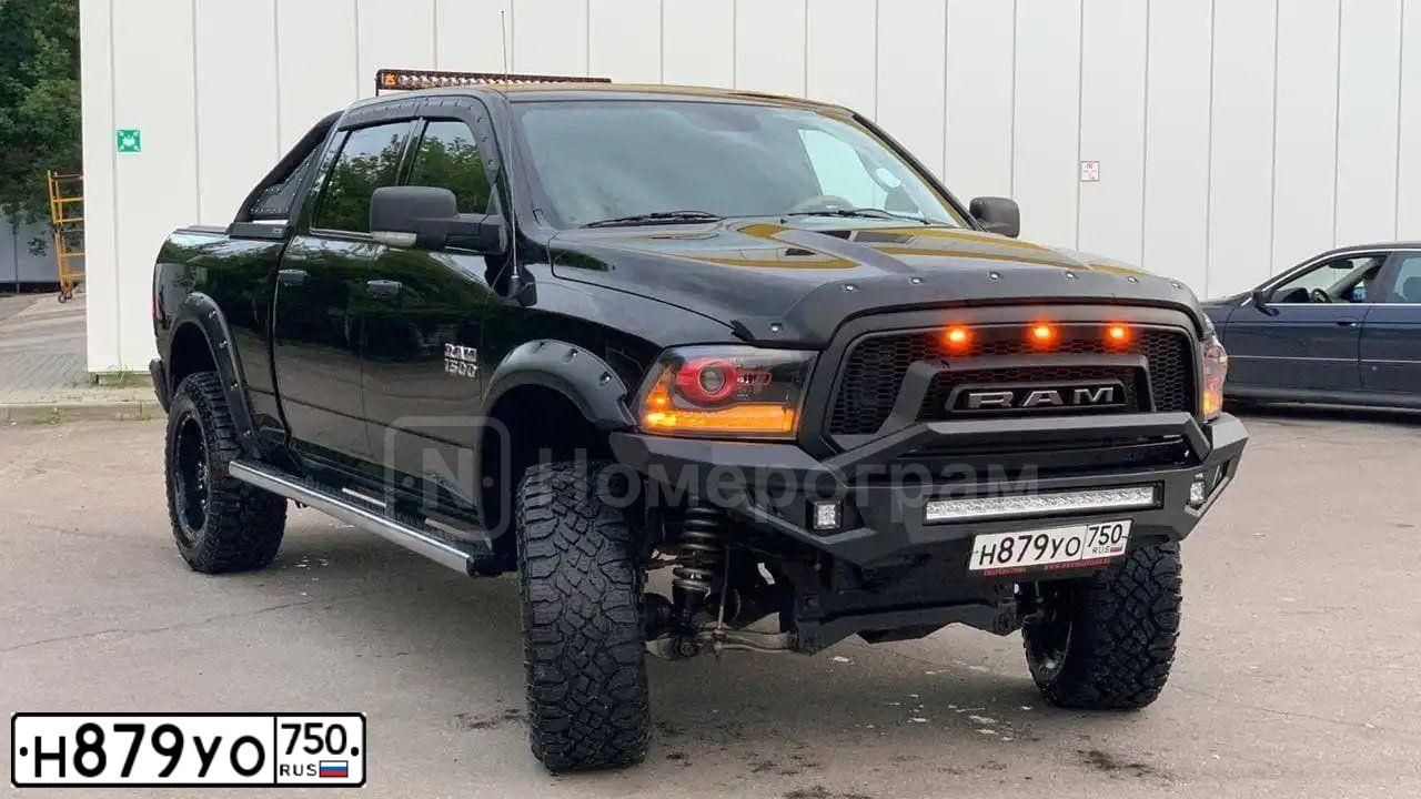 Фото автомобиля DODGE RAM, 2014 — госномер Н879УО750. Цвет: ЧЕРНЫЙ