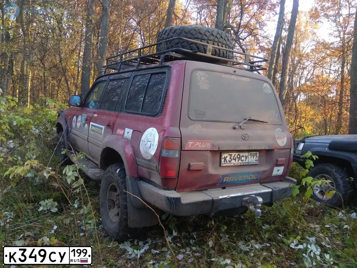 Фото автомобиля TOYOTA LANDCRUISER, 1997 — госномер К349СУ199. Цвет: ВИШНЕВЫЙ