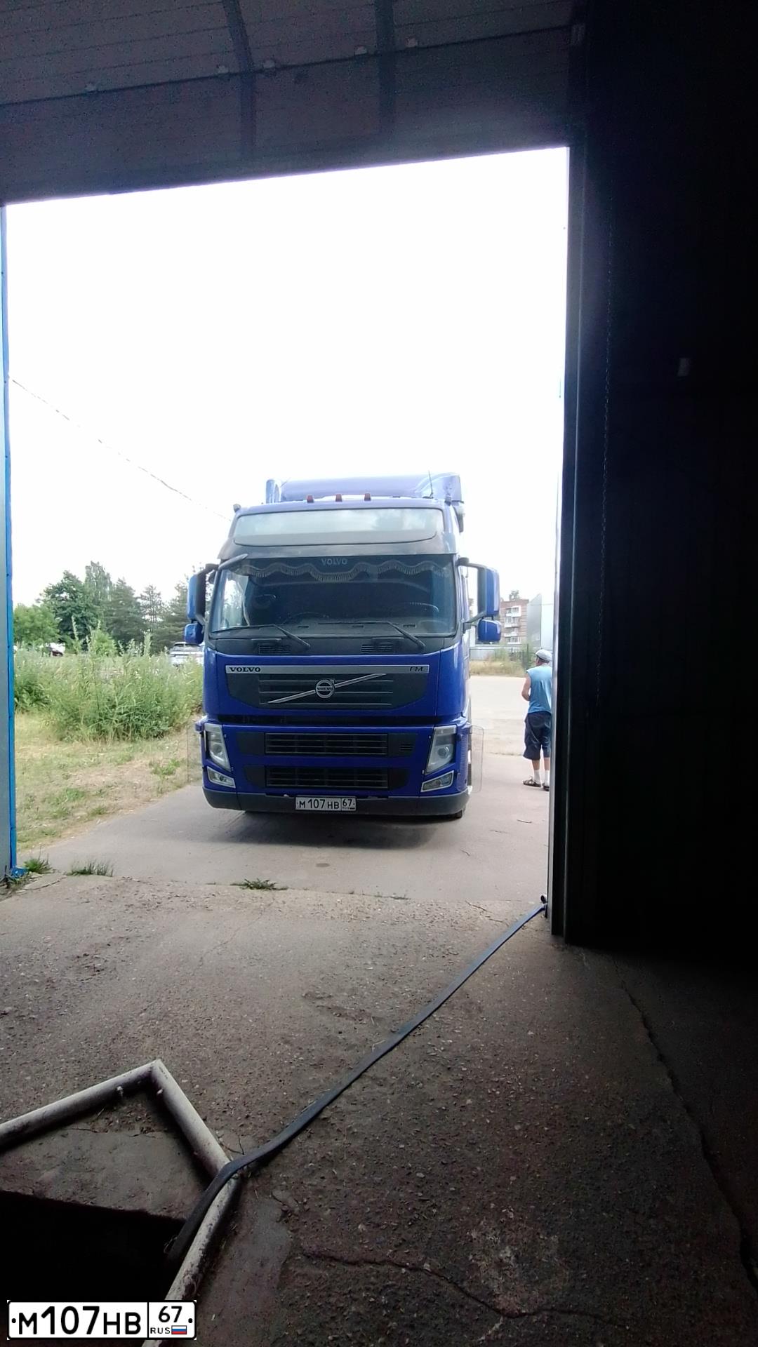 Фото автомобиля VOLVO SERIE FM /4X2/, 2013 — госномер М107НВ67. Цвет: синий