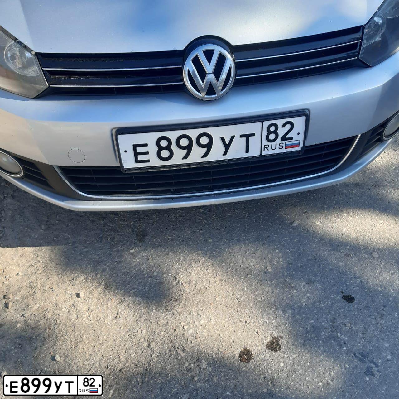 Фото автомобиля VOLKSWAGEN GOLF, 2011 — госномер Е899УТ82. Цвет: Серебристый
