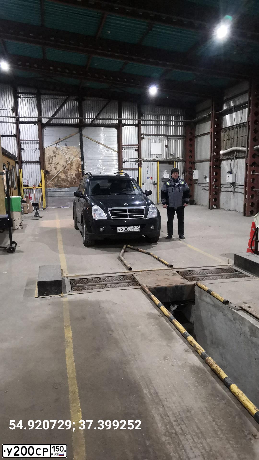 Фото автомобиля SSANGYONG REXTON, 2008 — госномер У200СР150. Цвет: ЧЕРНЫЙ