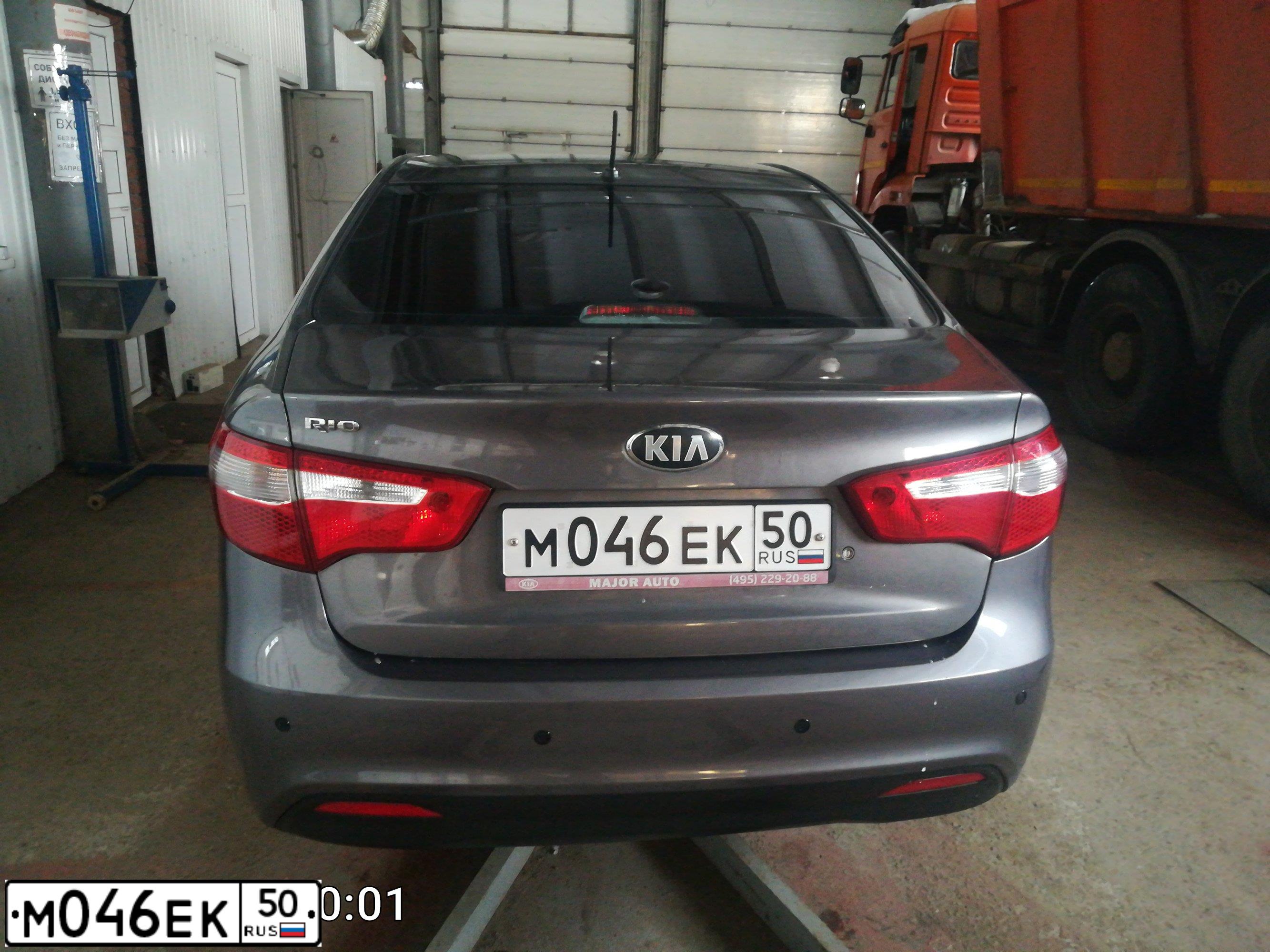 Фото автомобиля KIA RIO, 2013 — госномер М046ЕК50. Цвет: СЕРЫЙ