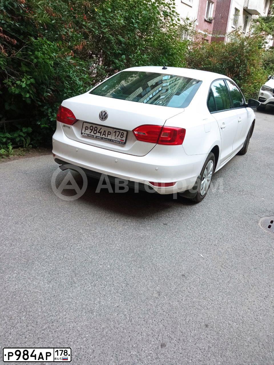 Фото автомобиля VOLKSWAGEN JETTA, 2013 — госномер Р984АР178. Цвет: Белый