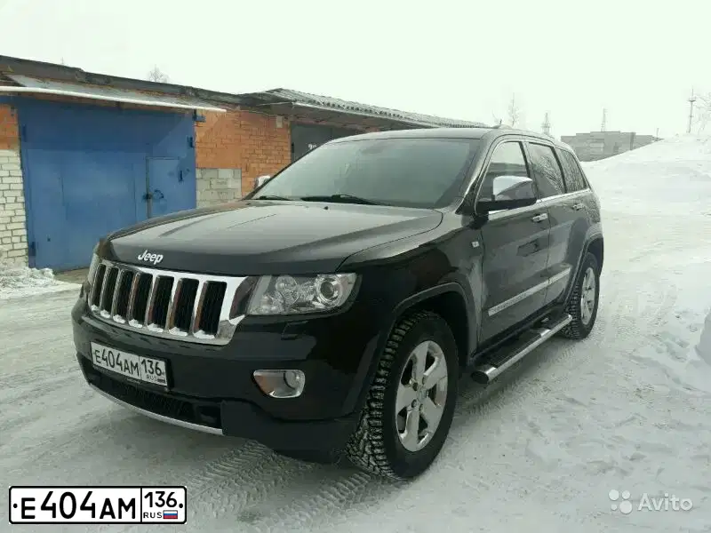 Фото автомобиля JEEP GRAND CHEROKEE, 2011 — госномер Е404АМ136. Цвет: ЧЕРНЫЙ