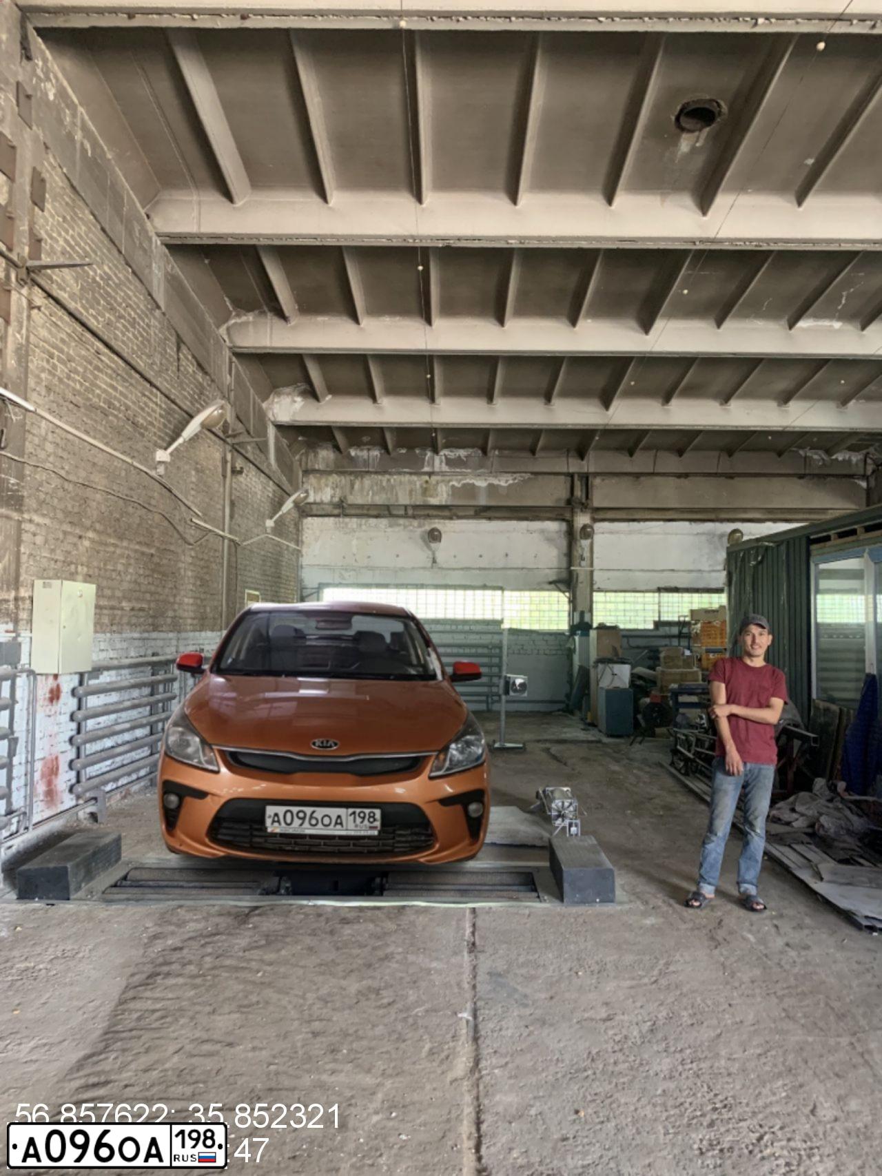 Фото автомобиля KIA RIO, 2018 — госномер К998ТМ147. Цвет: Оранжевый
