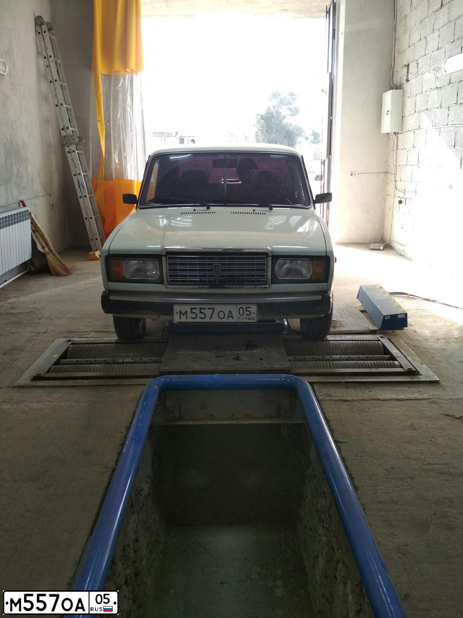 Фото автомобиля LADA 2107, 2011 — госномер М557ОА05. Цвет: ЯРКО-БЕЛЫЙ
