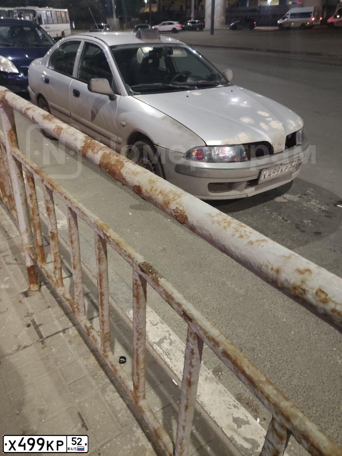 Фото автомобиля MITSUBISHI CARISMA, 2002 — госномер Х499КР52. Цвет: СВЕТЛО-СЕРЫЙ