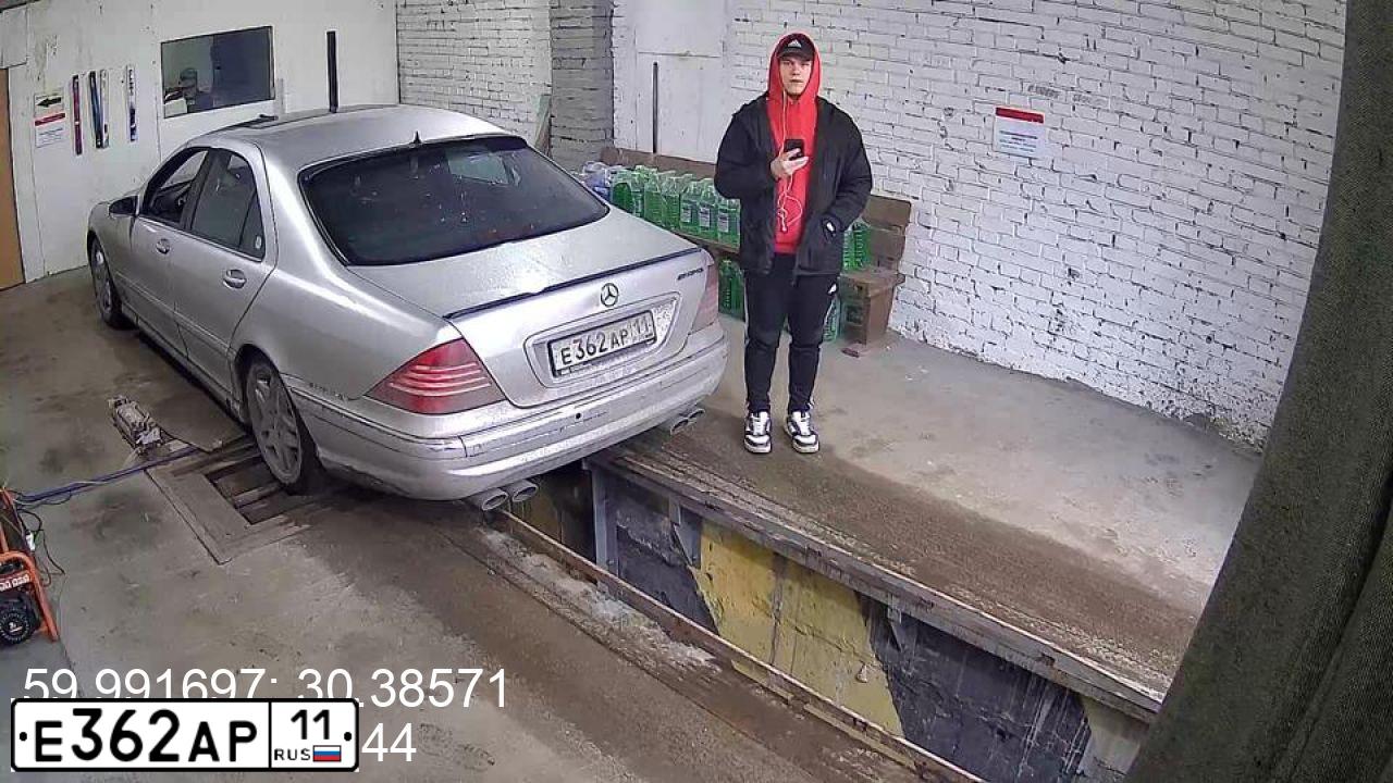 Фото автомобиля МЕРСЕДЕС-БЕНЦ S500, 2002 — госномер С625НА198. Цвет: Серебристый