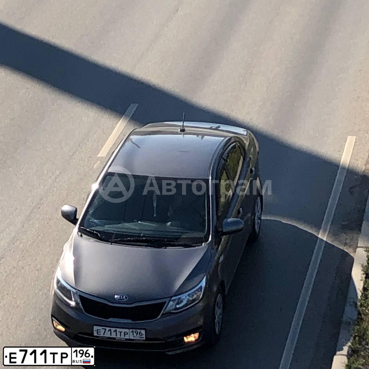 Фото автомобиля KIA RIO, 2017 — госномер Е711ТР196. Цвет: ТЕМНО-СЕРЫЙ
