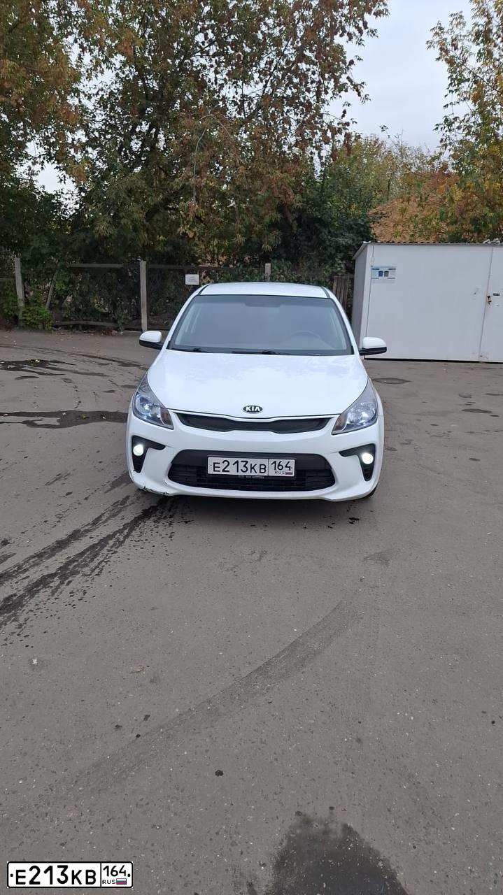Фото автомобиля KIA RIO, 2017 — госномер Е213КВ164. Цвет: БЕЛЫЙ-ЖЕЛТЫЙ-СЕРЫЙ