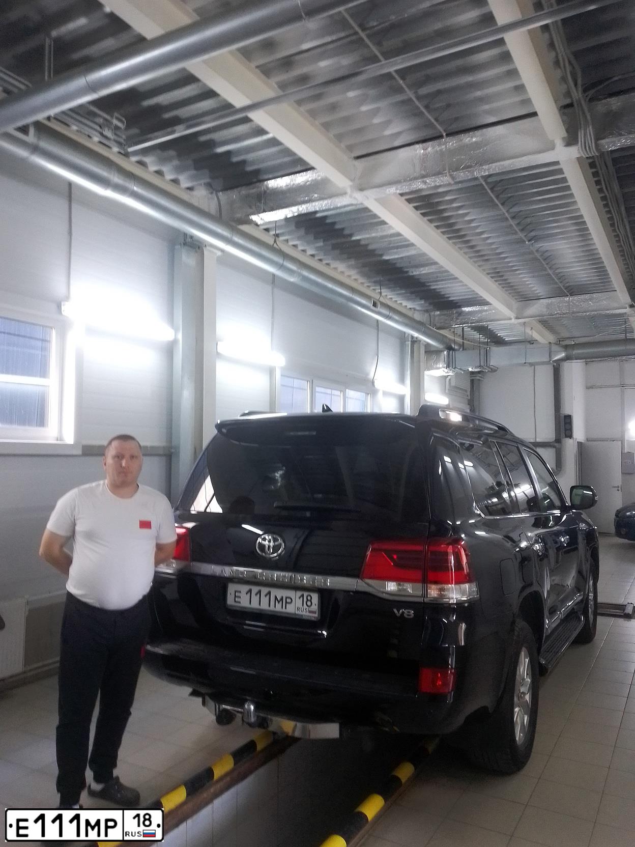 Фото автомобиля TOYOTA LANDCRUISER 200, 2015 — госномер Е111МР18. Цвет: ЧЕРНЫЙ