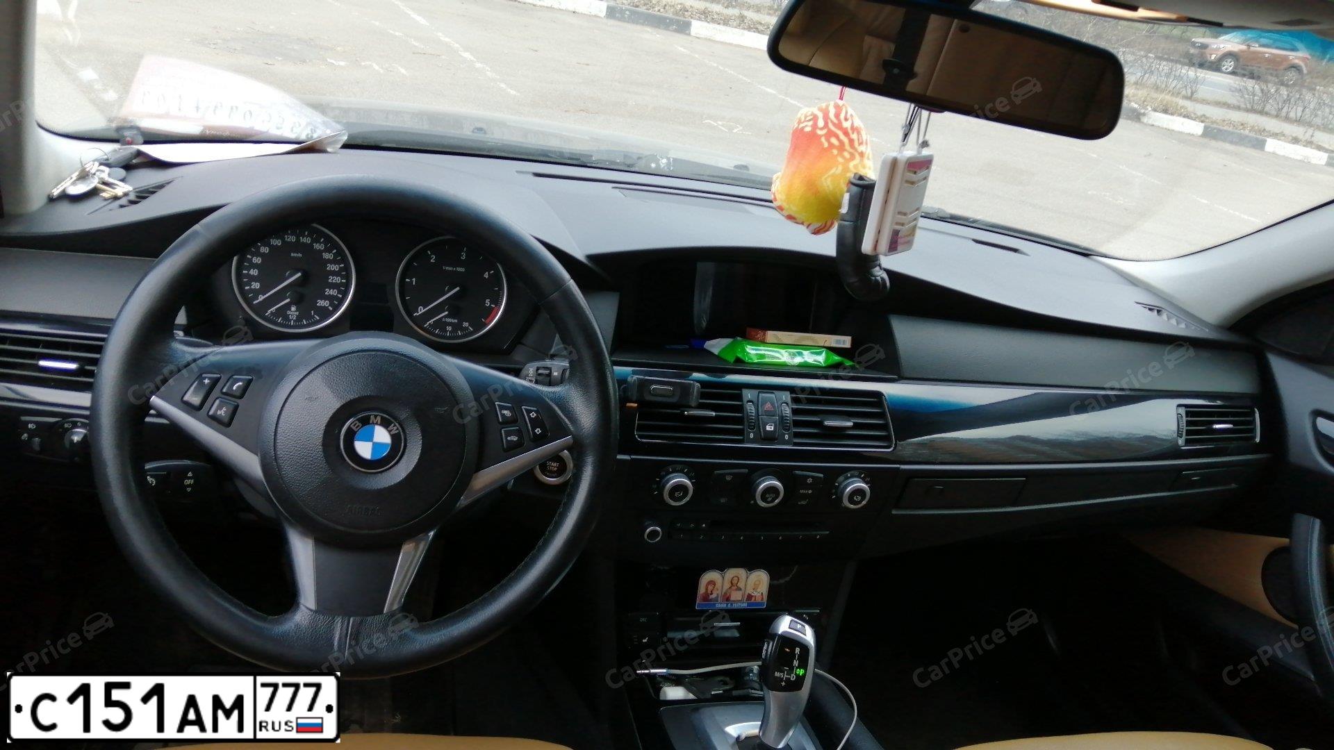 Фото автомобиля BMW 520, 2009 — госномер У141ЕЕ198. Цвет: Темно-синий