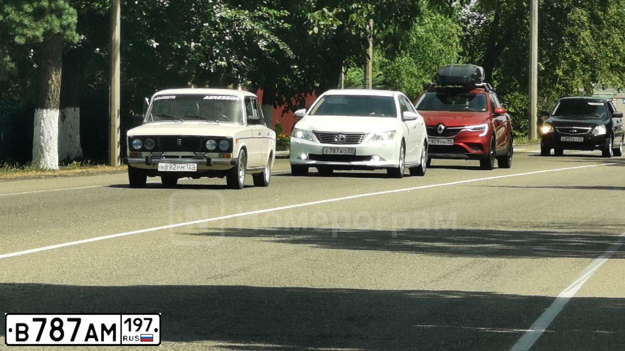 Фото автомобиля LEXUS IS, 2006 — госномер К951РЕ147. Цвет: СЕРЫЙ