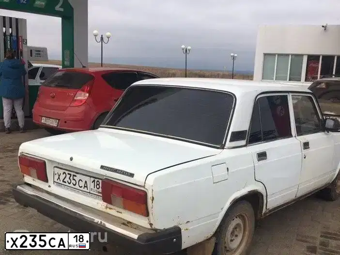 Фото автомобиля LADA 2105, 2007 — госномер В561УН18. Цвет: ЯРКО-БЕЛЫЙ