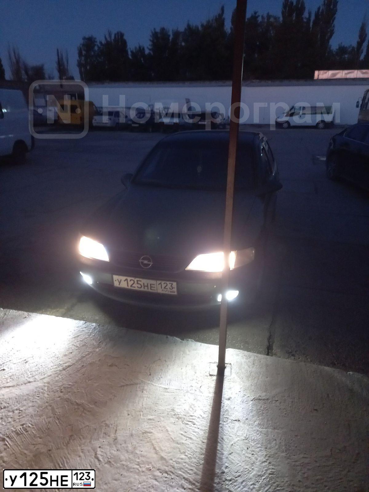 Фото автомобиля OPEL VECTRA, 1996 — госномер В423КК92. Цвет: ЗЕЛЕНЫЙ