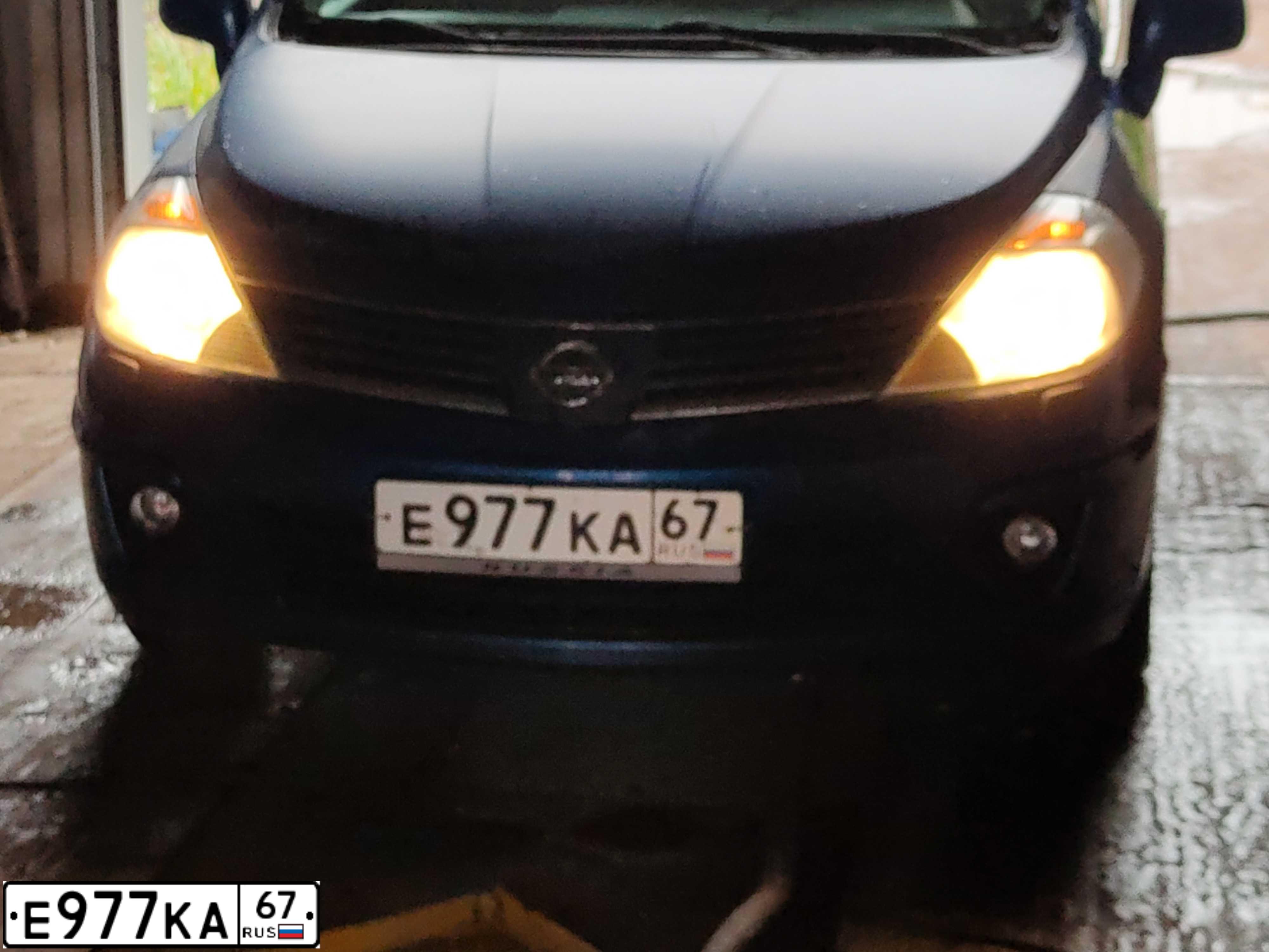 Фото автомобиля NISSAN TIIDA, 2007 — госномер Е977КА67. Цвет: ЯРКО-СИНИЙ